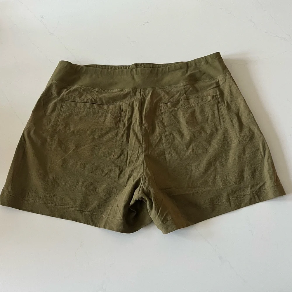 Athleta Olive Trekkie North Mid Rise Shorts Sz 14 - Picture 4 of 8